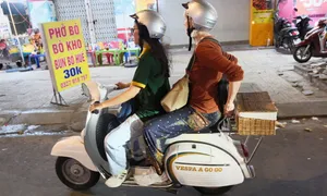 Đêm đi Vespa cổ 'ăn sập Sài Gòn' của du khách Mỹ