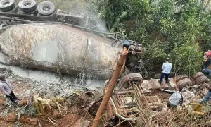 Xe bồn lao xuống vực, hai người chết Xe bồn lao xuống vực, hai người chết